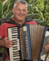 Musiklehrer Harry Mammel am Akkordeon in seiner Musikschule in Satteldorf-Ellrichshausen.
