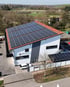 Luftaufnahme einer fertig installierten PV-Anlage auf dem Meisterbetrieb der AK Solar GmbH in der Pfalz