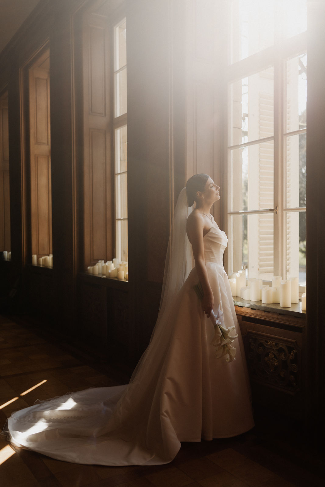Braut im warmen Fensterlicht, Schloss Garath.
