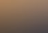 Solarpark mit Reihen von Photovoltaikmodulen bei Sonnenuntergang, die den Horizont mit orangefarbenem Licht erhellen.