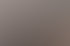 Ein Serviceberater telefoniert und lächelt.