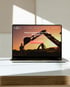 Laptop zeigt Website "Broedersen Bau" mit Text "Starke Fundamente für starke Bauprojekte" vor einem Sonnenuntergang mit Baumaschinen.