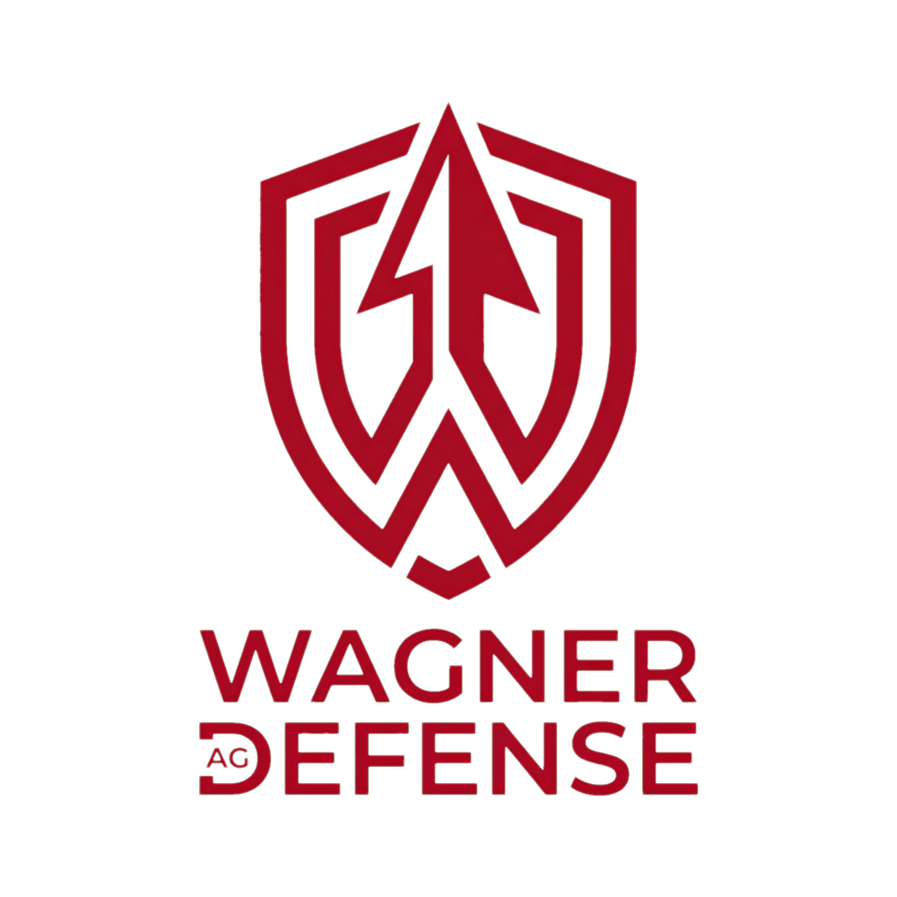 Rotes Logo von Wagner Defense auf grünem Hintergrund, mit Wappen und stilisiertem W und Pfeil nach oben.