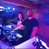 DJ-Setup mit Lichteffekten, DJ Weihrauch und Gast in Partystimmung