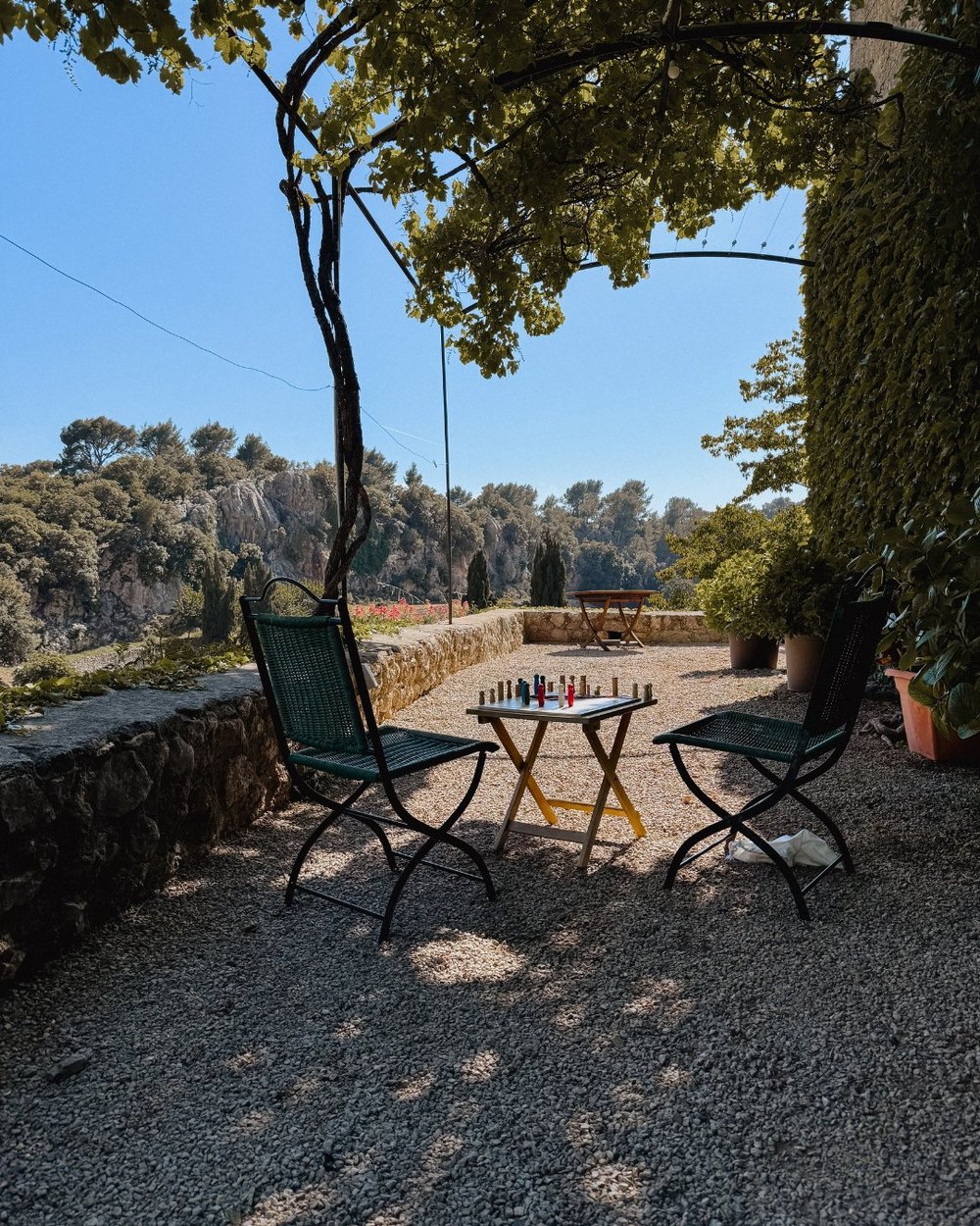 Schattiger Sitzplatz mit Schachtisch im Garten