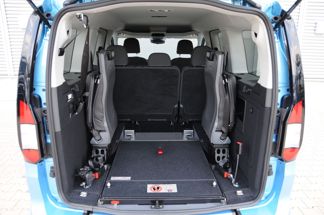 Ford Tourneo Connect Plug-in Hybrid mit Heckausschnitt – Bild 7