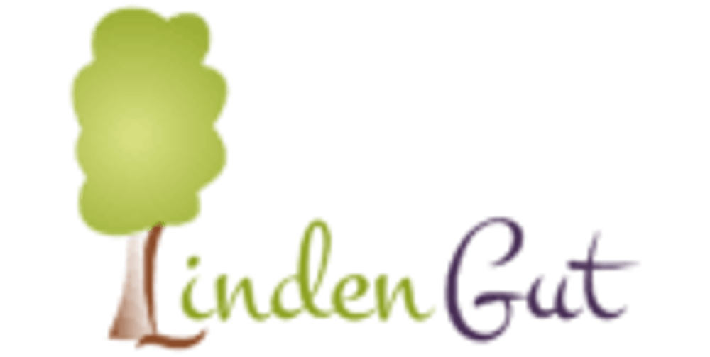 Ein Baum mit einem dicken braunen Stamm und einer grünen Krone, daneben der lilafarbene Text "LindenGut".