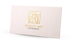 Weiße Gutscheinkarte mit goldenem Beauty Art Logo und dem Schriftzug Beauty Art Gutschein auf schwarzem Hintergrund.