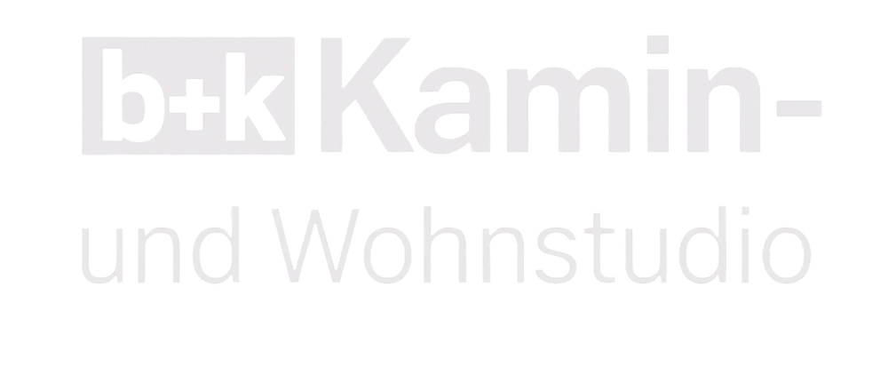 Logo: b+k Kamin- und Wohnstudio auf dunkelgrünem Hintergrund.