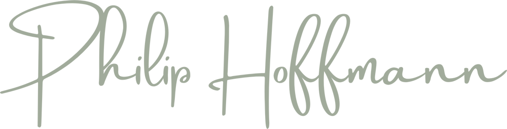 Philip Hoffmann in grauer, geschwungener Schrift auf dunkelgrünem Hintergrund.