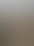 Arbeiter bauen eine runde Holzkonstruktion im Freien, mit Werkzeugen auf dem Boden.