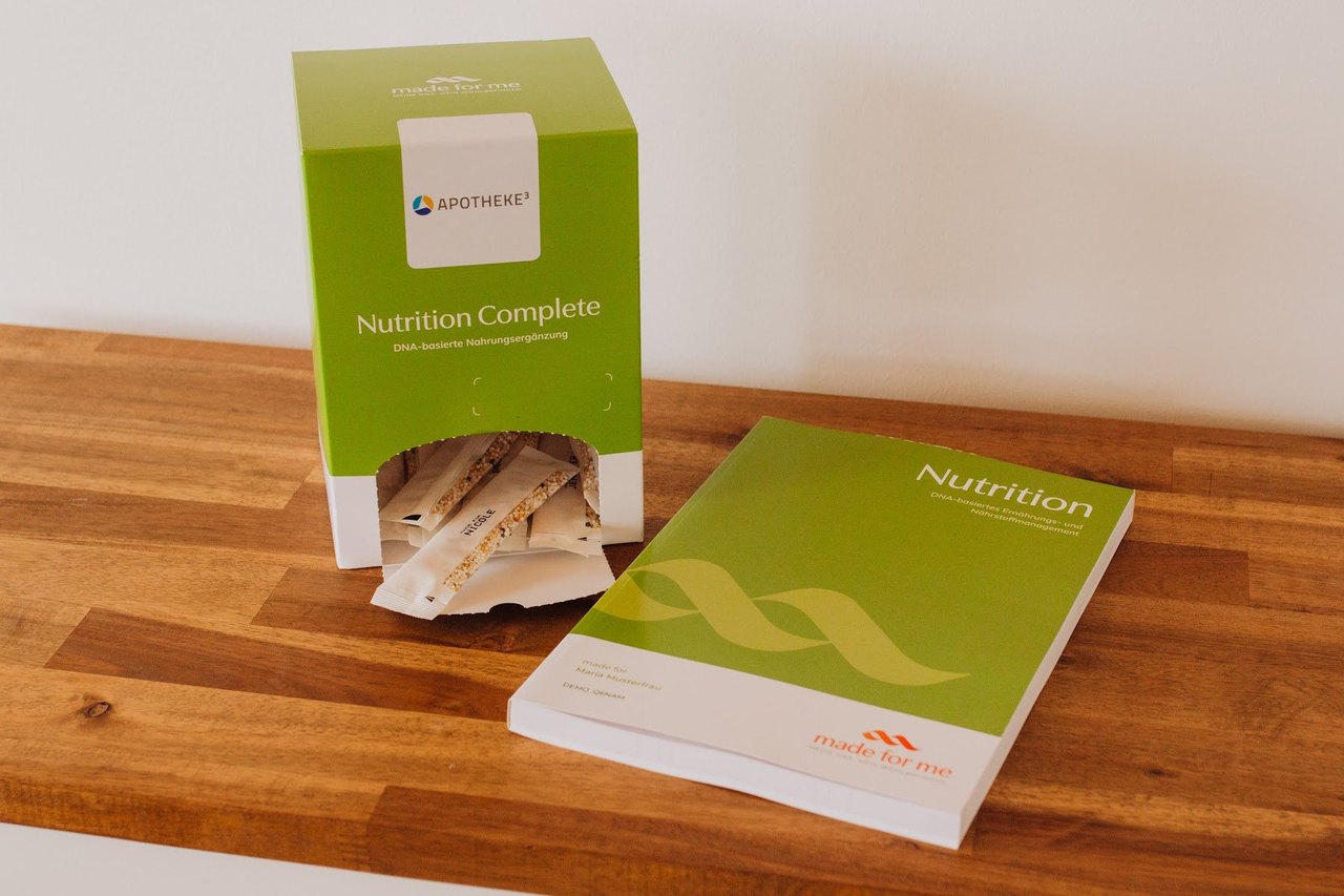 Nutrition Complete Box mit Analysebericht auf einem Holztisch