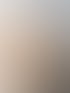 Blonde Frau mit Brille und gelber Jacke betrachtet einen langen, dünnen roten Stab in ihren Händen.