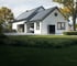 Modernes weißes Haus mit Solardach, Elektroauto in der Garage und Energiespeicher außen.