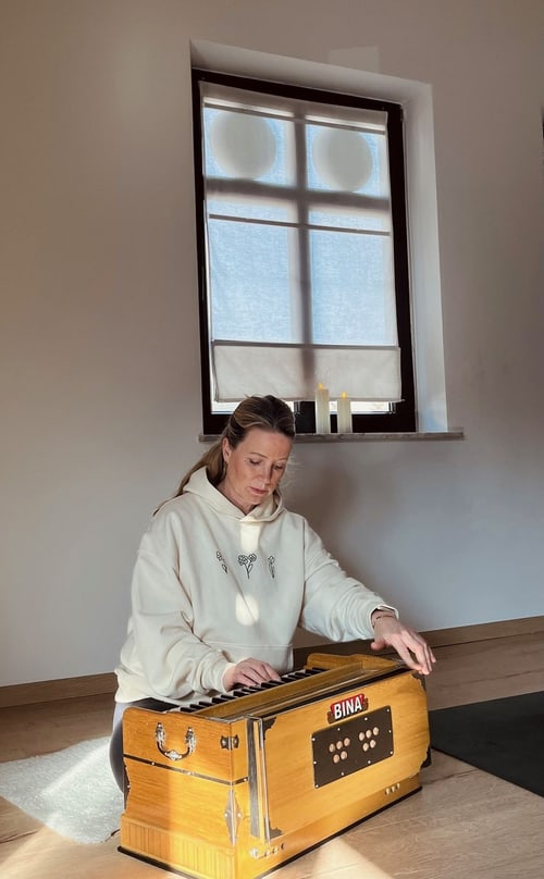 Harmonium im Sonnenlicht