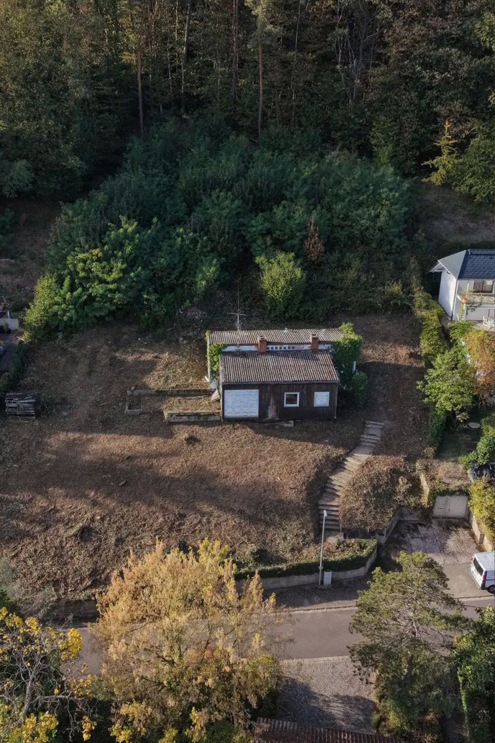 Nachher: Fläche rund ums Haus gerodet, Drohnenaufnahme