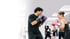 Ein Mann und eine Frau lächeln sich beim Boxtraining mit Boxhandschuhen in einem hellen Boxclub an.