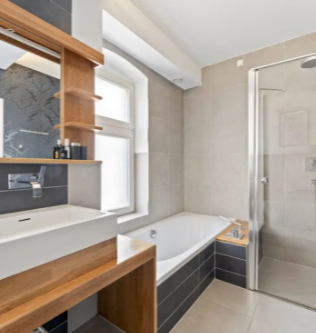 Bad mit Wanne und Dusche