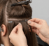 Erklärbild wie die tape Extensions in die echten Haare geklebt werden