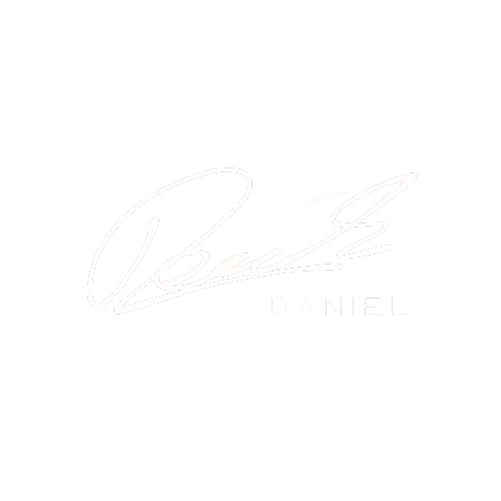 Weiße Unterschrift über dem Wort "DANIEL" auf grünem Hintergrund.