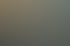Familie mit zwei Kindern und Hund sitzen auf einem Holzsteg und blicken auf einen See bei Sonnenuntergang.