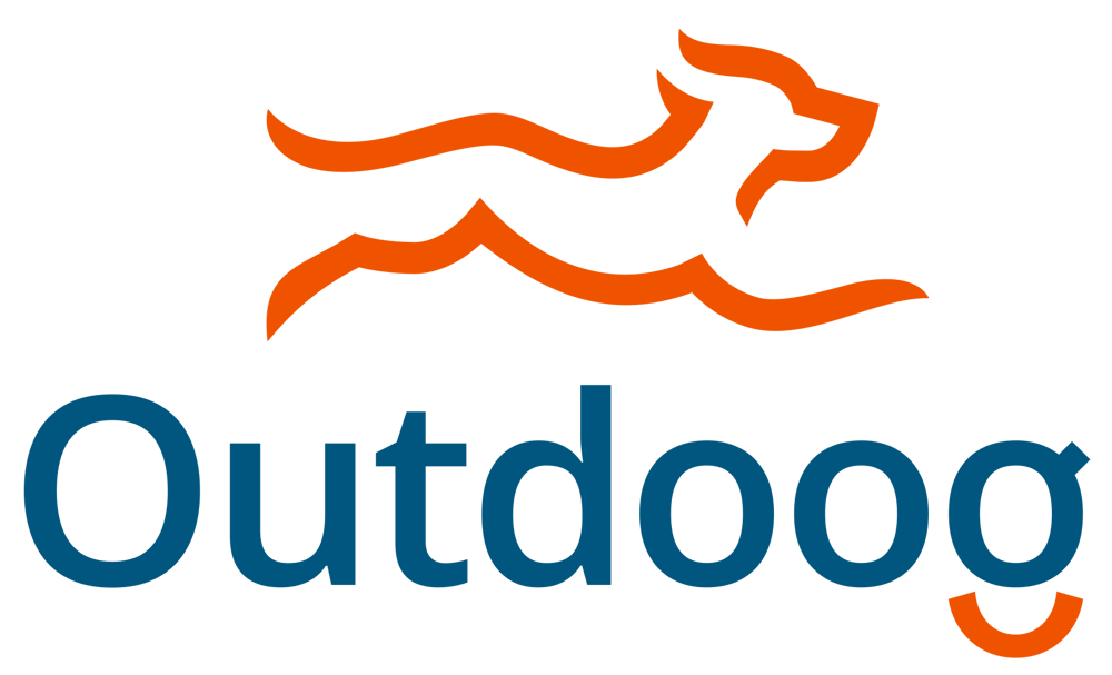 Outdoog Logo: Orangefarbene stilisierte Hundesilhouette über dem blauen Schriftzug "Outdoog".