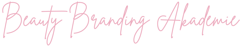 „Beauty Branding Akademie“ in rosafarbener Schreibschrift.
