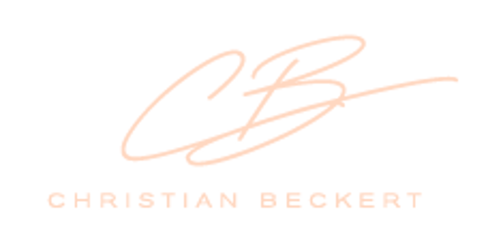 Signatur "CB" und Text "CHRISTIAN BECKERT" in hellem Beige auf dunklem Grün.