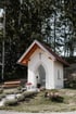 Die Hofkapelle der Familie Rapberger am Waldrand