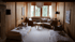 Doppelzimmer mit warmem Holz und Tageslicht