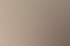 Eine Person mit Brille telefoniert am Schreibtisch vor einem Computermonitor mit der Aufschrift „AUSKUNFT“.