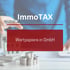 Eine Person hält einen Stift über ein Modellhaus, mit den Texten "ImmoTAX" und "Stiftung gründen".