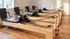 Helles Pilatesstudio mit Holz-Reformern.png