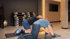 Zwei Personen auf Yogamatten machen eine Katzen-Kuh-Übung in einem Fitnessstudio.