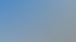 Zwei moderne, weiße Mehrfamilienhäuser mit Balkonen unter blauem Himmel mit weißen Wolken.