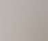 Moderner Kaminofen mit brennendem Holz neben einem hellen Holzesstisch und passenden Stühlen in einem minimalistischen Raum.