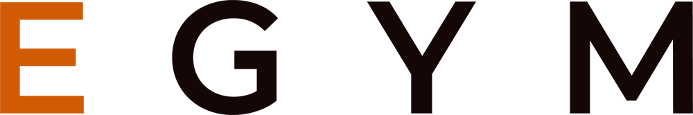 Die Buchstaben "E GYM" in Orange und Dunkelgrau auf einem olivgrünen Hintergrund.