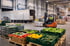 Gabelstaplerfahrer belädt einen LKW in einem Lagerhaus mit frischem Gemüse und Obst in Kisten - Software-KRITIS Notfall- und Krisenmanager (NKM®).