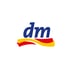 dm-Logo mit blauer Schrift und gelb-rotem Wellenband darunter.
