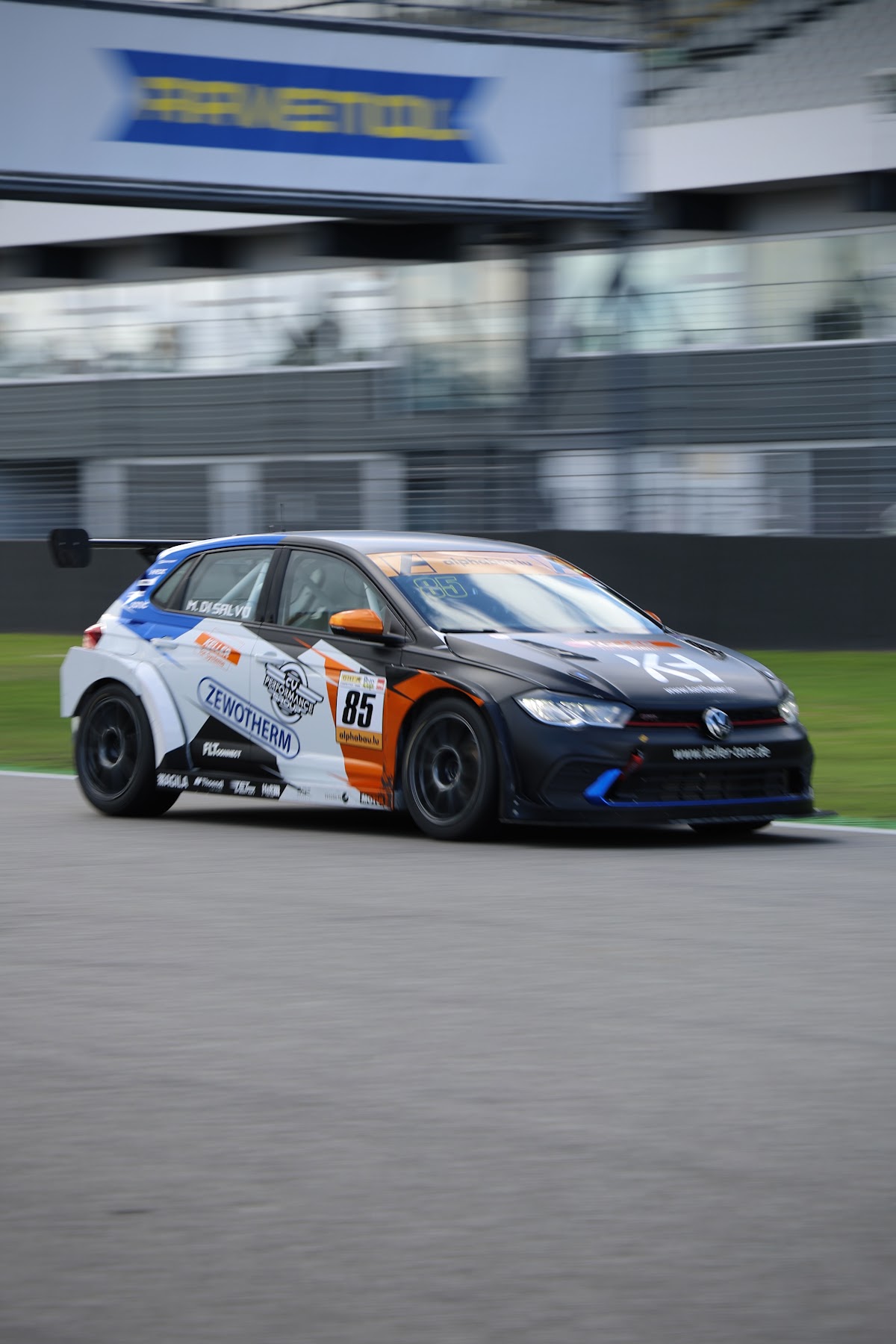 Der VW Polo GTI Cup mit der Startnummer 85 auf der Strecke