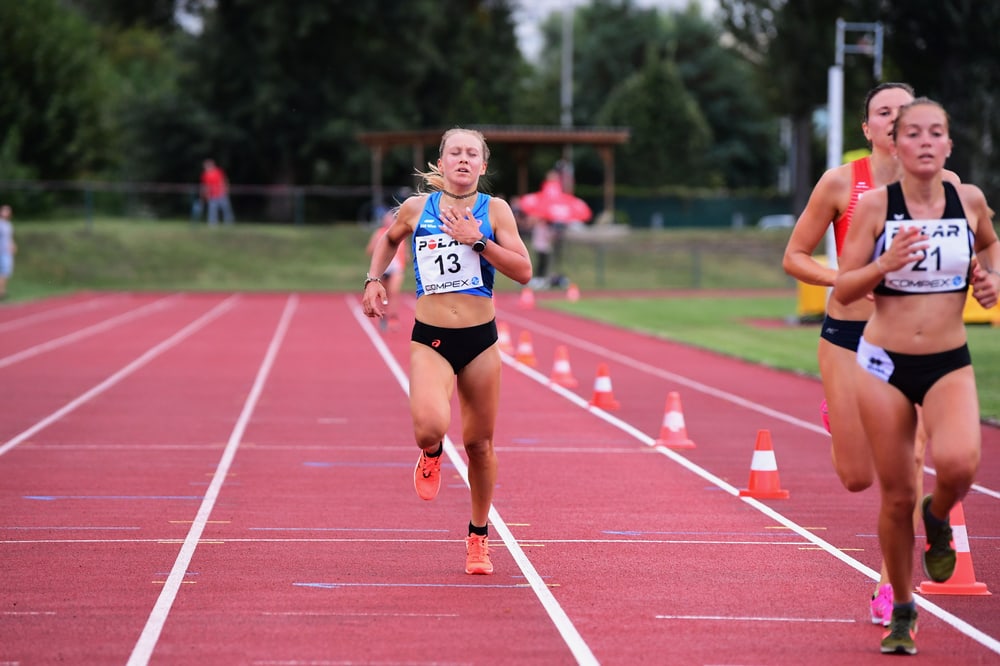 Julia Mayer im Rennen bei den Staatsmeisterschaften über 10.000 Meter 2020