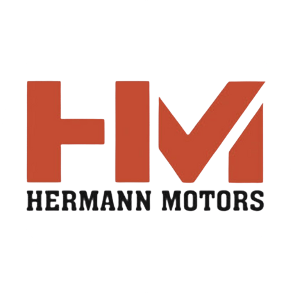 Goldenes "FR MEDIA" Logo mit einer Filmklappe und einem geschwungenen Element auf dunklem Hintergrund.