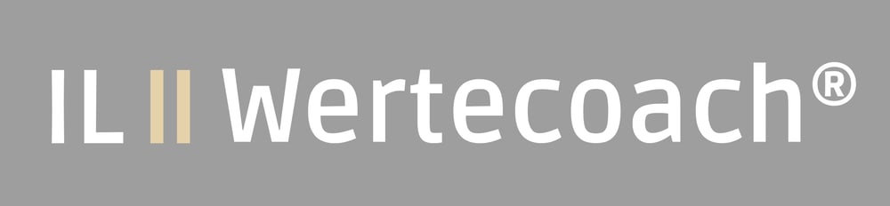 Dunkelblauer Text "IL Wertecoach" auf grünem Hintergrund, mit zwei beigen vertikalen Linien zwischen "IL" und "Wertecoach".