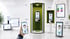 Ein Kiosk und ein Smartphone zeigen eine Zeichentrickärztin in einer Klinik.