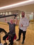 Mitglied trainiert mit LANDphysio-Sporttherapeut an EGYM Kraftgerät im medizinischen Trainingsstudio Lauchdorf im Ostallgäu