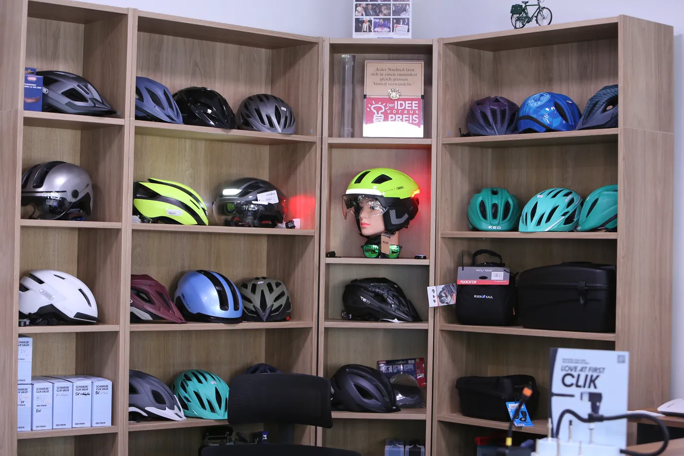 Regal mit Fahrradhelmen und Taschen im Veloman eBike-Center