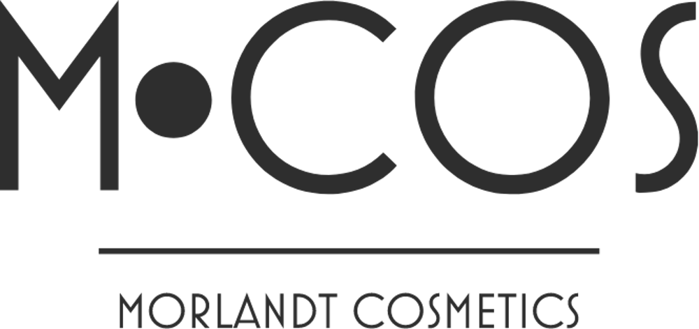 M-COS Logo von Morlandt Cosmetics in grauer Schrift auf schwarzem Hintergrund.