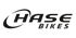 Schwarzes Logo von Hase Bikes mit geschwungenem Akzent auf dunklem Hintergrund.