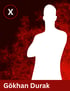 Weiße Silhouette einer Person mit gekreuzten Armen vor einem roten, strukturierten Hintergrund, oben links ein "X".