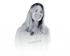 Junge Frau mit blondem Haar und schwarzer Kette, lächelnd in einem T-Shirt mit der Aufschrift „PAWSOME“.